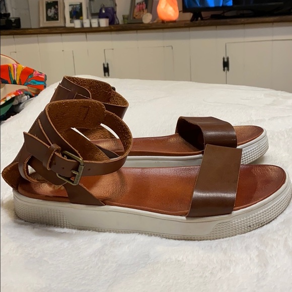 Mia Sandals - Picture 2 of 4